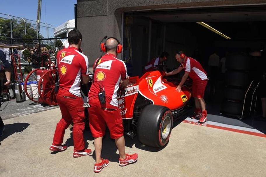 La Ferrari di Vettel viene portata, mestamente, al box dopo le noie elettroniche. Colombo